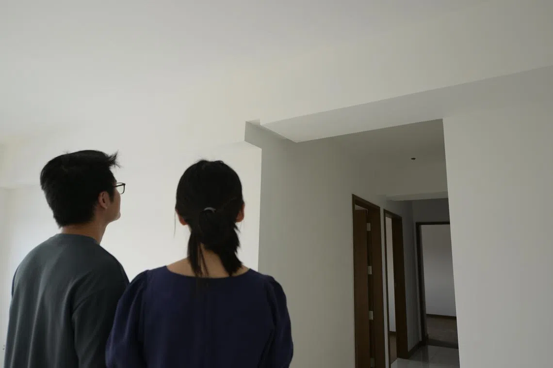 iltengah/ST20231215_202312050135/Ng Sor Luan/Some Tengah residents collected the keys to their flats but the centralised cooling system have not yet been installed. A resident who wanted to be known only as Mr Chiam, 34, said he chose to terminate his contract and opted to install a conventional air con system instead. Mr. Chiam and his wife.