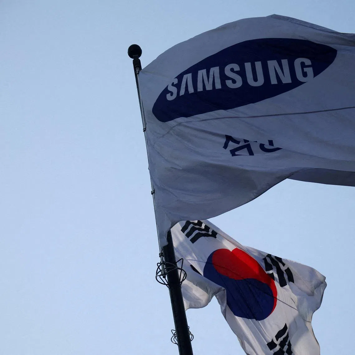 The world’s largest memory chip maker and its South Korean labour union will resume pay talks on May 18 with a government mediator.