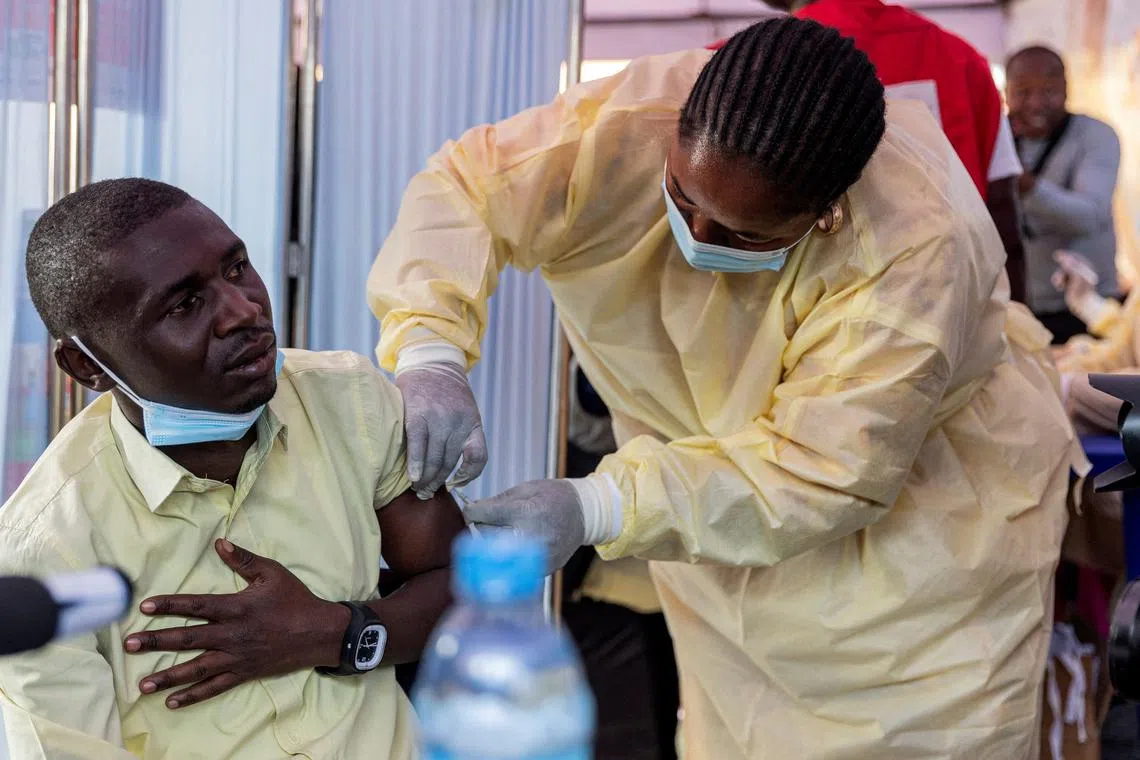 FILE PHOTO: A Congolese health official administers a mpox vaccination to a man, a key step in efforts to contain an outbreak that has spread from its epicentre, at a hospital in Goma, North Kivu province, Democratic Republic of Congo October 5, 2024. REUTERS/Stringer/File Photo