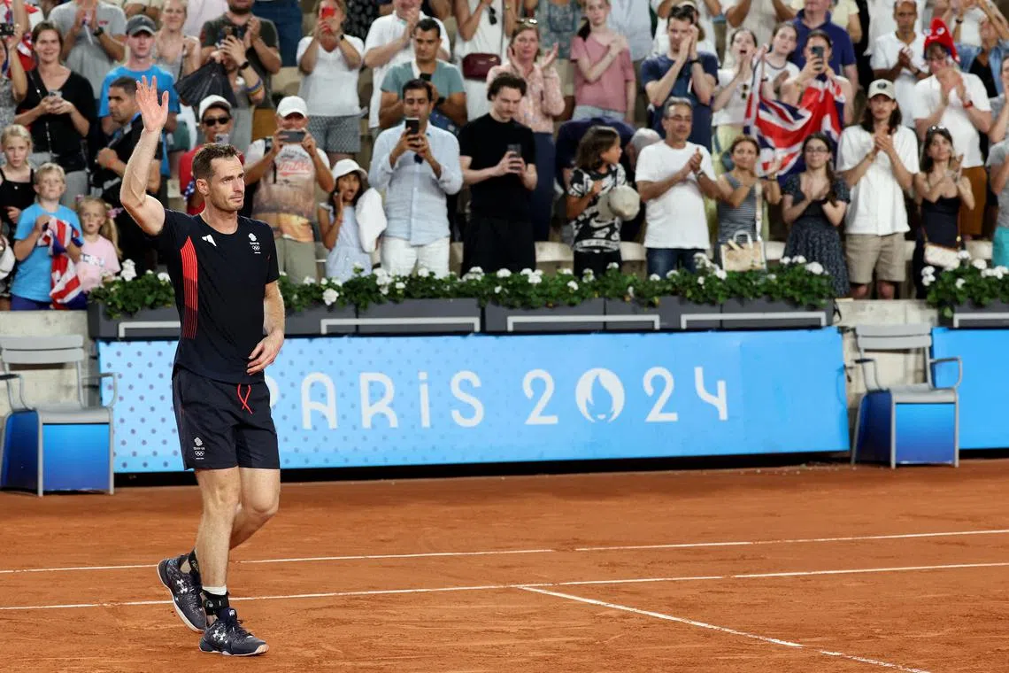 Paris 2024 Olympics - Tennis - Men's Doubles Quarterfinals - Roland-Garros Stadium, Paris, France - August 01, 2024. Andy Murray of Britain waves to spectators after losing his match with Daniel Evans of Britain against Taylor Fritz of United States and Tommy Paul of United States. REUTERS/Violeta Santos Moura