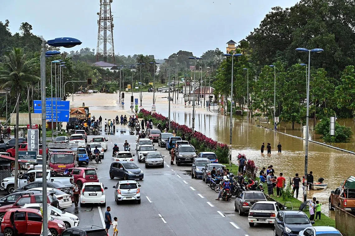 KUALA BERANG, 26 Dis -- Kenderaan orang ramai terkandas selepas jalan Kuala Berang ke Ajil dinaiki air berikutan hujan lebat ketika tinjauan FotoBernama di Kampung Batu 24 hari ini.

Sebanyak 37 laluan di lima daerah di Terengganu ditutup kepada semua kenderaan akibat banjir.

Ketua Polis Terengganu Datuk Mazli Mazlan berkata, penutupan jalan membabitkan 13 laluan di Hulu Terengganu, Besut (sembilan laluan), Dungun (enam laluan), Kemaman (lima laluan) dan Setiu (empat laluan).

--fotoBERNAMA (2023) HAK CIPTA TERPELIHARA
