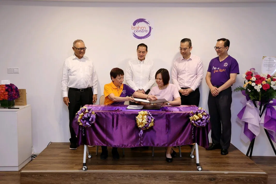 Brahm Centre CEO Angie Chew (seated, left) and TTSH chief nurse Hoi Shu Yin inking the agreement on Aug 13. Witnessing the signing are (standing, from left) Brahm Centre patron Choo Chiau Beng, Senior Minister of State for Health Tan Kiat How, TTSH CEO Tang Kong Choong and Brahm Centre vice-chairman Tan Tin Wee.