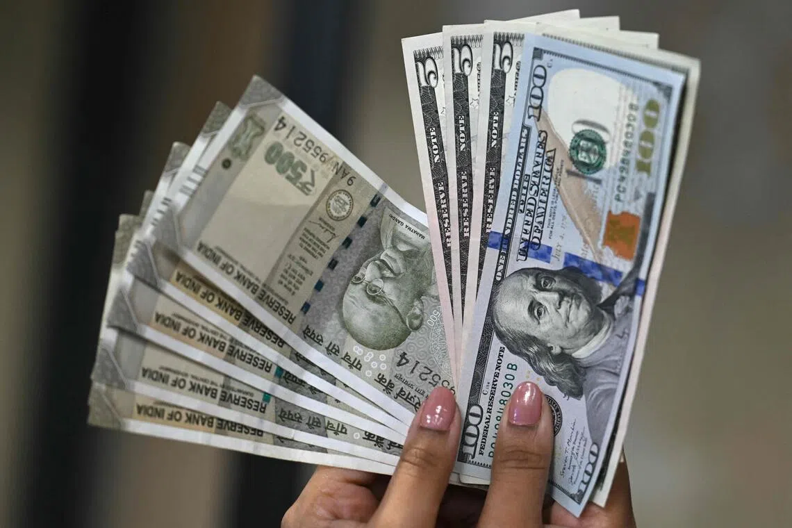 US dollar falls as traders sell US assets on new tariff uncertainty