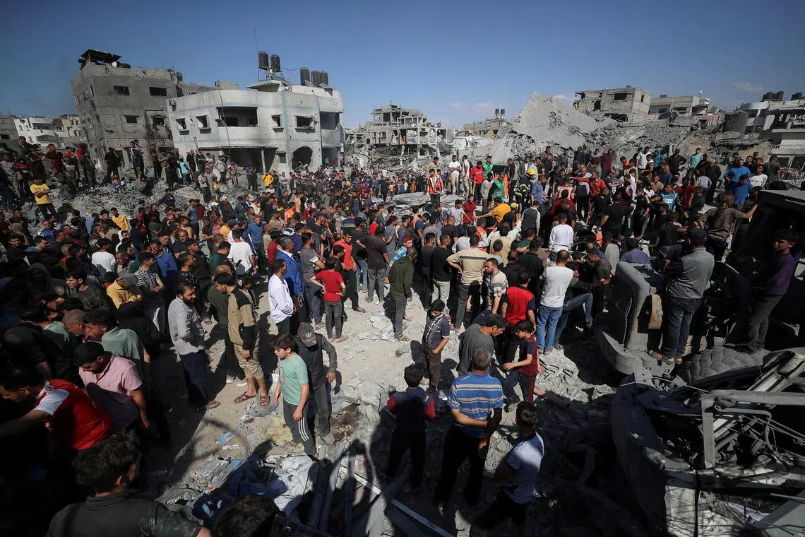 Palestinians search for casualties at the site of an Israeli strike on a house in Jabalia, in the northern Gaza Strip May 2, 2025. REUTERS/Mahmoud Issa