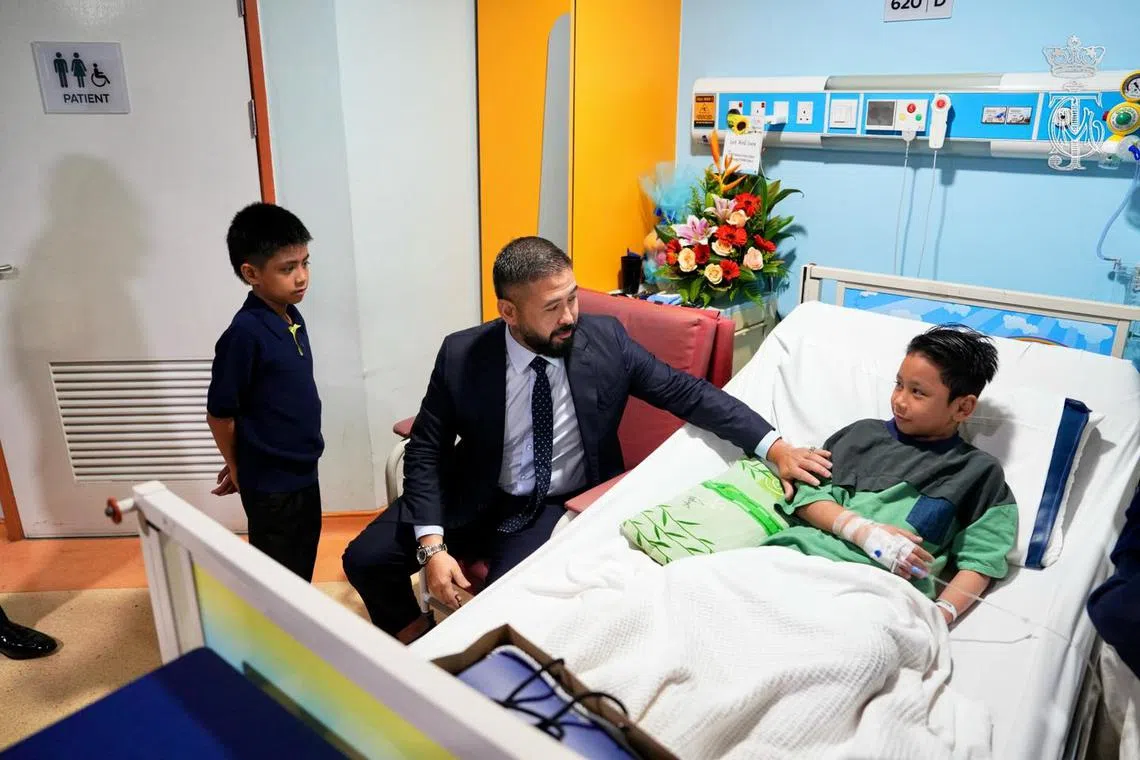 Tunku Ismail Ibrahim and his son, Raja Muda Johor Tunku Iskandar Tunku Ismail, paid a visit to a 10-year-old nasal cancer patient who had been bullied at two different schools. 