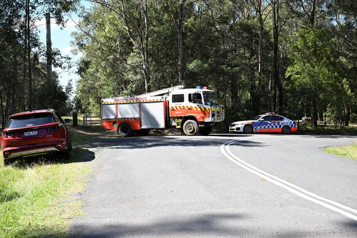 epa11684074 Police and firefighters at the scene where two planes collided and crashed, in the vicinity of Belimbla Park, near Oakdale, Sydney, Australia, 26 October 2024. Emergency crews have rushed to two crash sites after a fatal collision between light planes in Sydney's southwest.  EPA-EFE/DEAN LEWINS AUSTRALIA AND NEW ZEALAND OUT