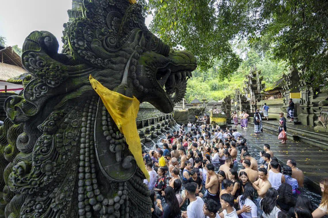 epa11883962 Balinese Hindu devotees bathe in the holy springs at the water temple of Tirta Empul during the Banyu Pinaruh purification ritual in Gianyar, Bali, Indonesia, 09 February 2025. Banyu Pinaruh is a Balinese Hindu purification ritual where people bathe in the sea, rivers, or sacred springs to cleanse themselves spiritually and seek wisdom.  EPA-EFE/MADE NAGI