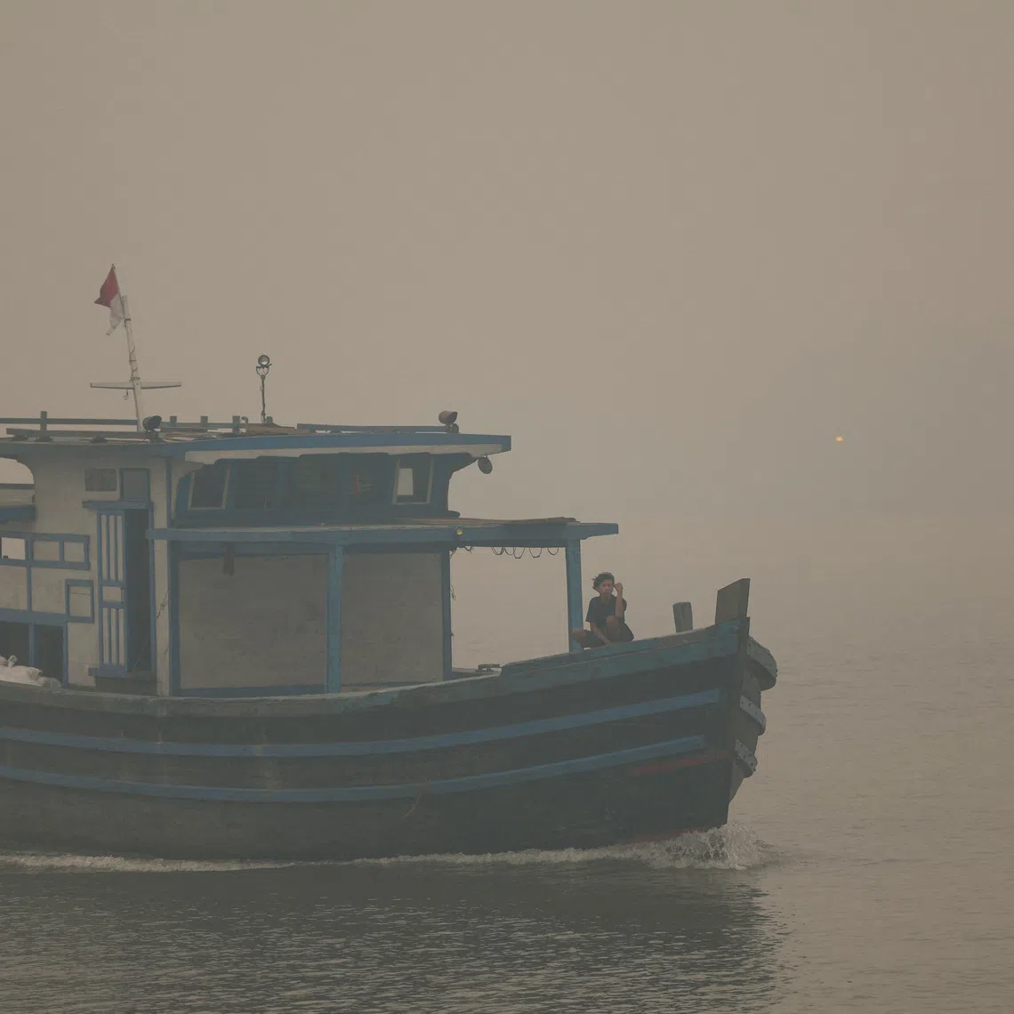 A boat sails along the Kapuas River amid thick haze from wildfires in Pontianak, West Kalimantan province, Indonesia, September 15, 2026. REUTERS/Ajeng Dinar Ulfiana TPX IMAGES OF THE DAY