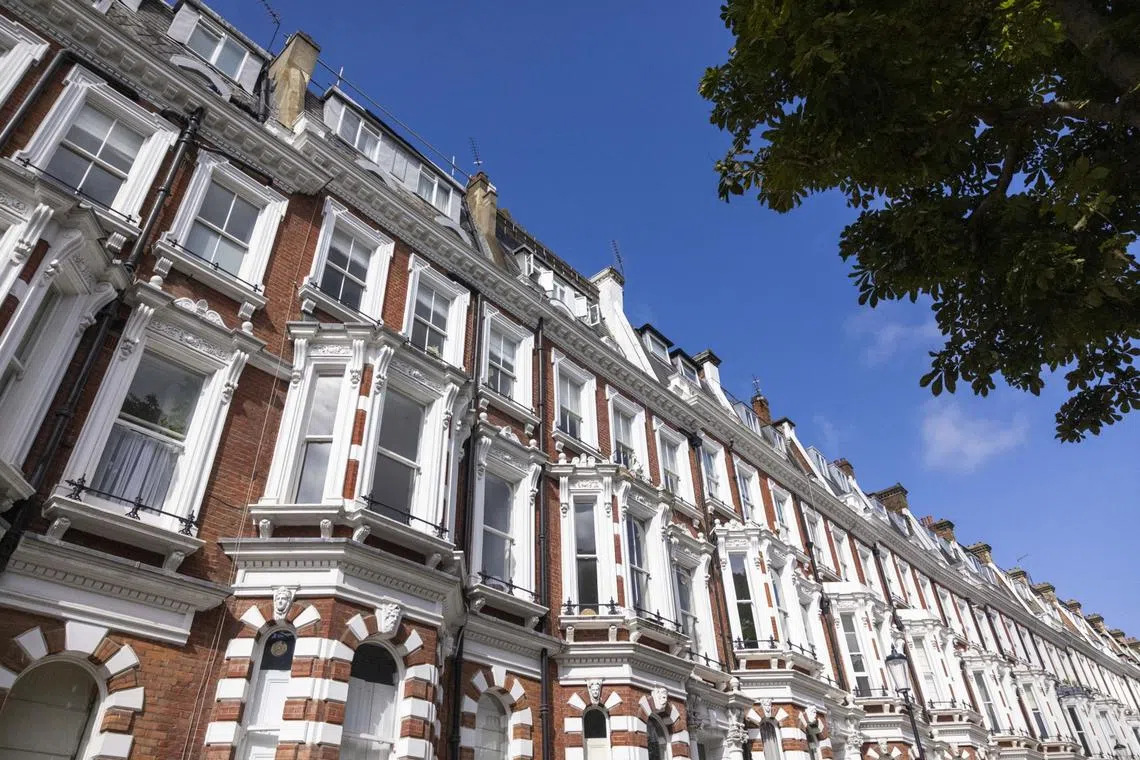 luxe - Luxury properties in the Kensington and Chelsea district of London, UK, on Monday, Aug. 21, 2023. Britain's intensifying mortgage crunch is now forcing London’s wealthiest home sellers to agree to discounts or risk deals falling through. Photographer: Jason Alden/Bloomberg.