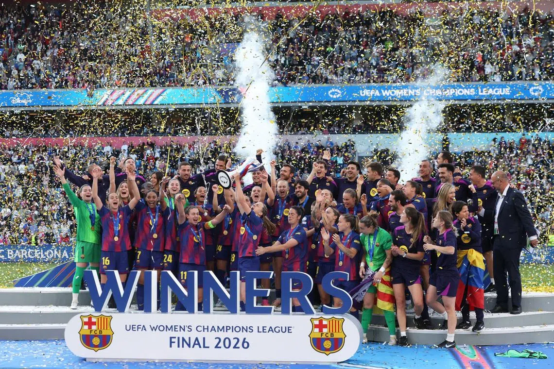 Soccer Football - UEFA Women's Champions League - Final - FC Barcelona v OL Lyonnes - Ullevaal Stadion, Oslo, Norway - May 23, 2026 FC Barcelona's Irene Paredes lifts the trophy as she celebrates winning the UEFA Women's Champions League with her teammates REUTERS/Bernadett Szabo/File Photo