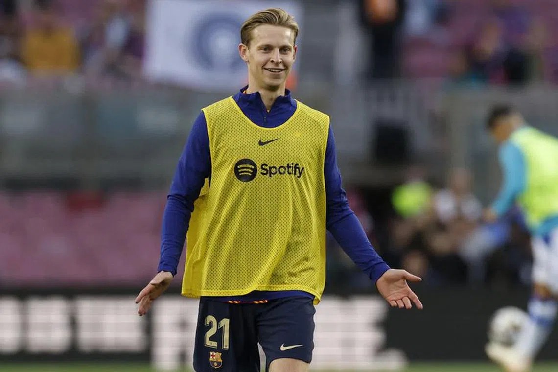 Soccer Football - LaLiga - FC Barcelona v Real Sociedad - Camp Nou, Barcelona, Spain - May 20, 2023 FC Barcelona's Frenkie de Jong during the warm up before the match REUTERS/Albert Gea/File Photo