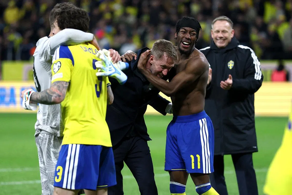 Soccer Football - FIFA World Cup - UEFA Qualifiers - Finals - Sweden v Poland - Strawberry Arena, Solna, Sweden - March 31, 2026 Sweden's Anthony Elanga and coach Graham Potter celebrate qualifying for the FIFA World Cup REUTERS/Kacper Pempel