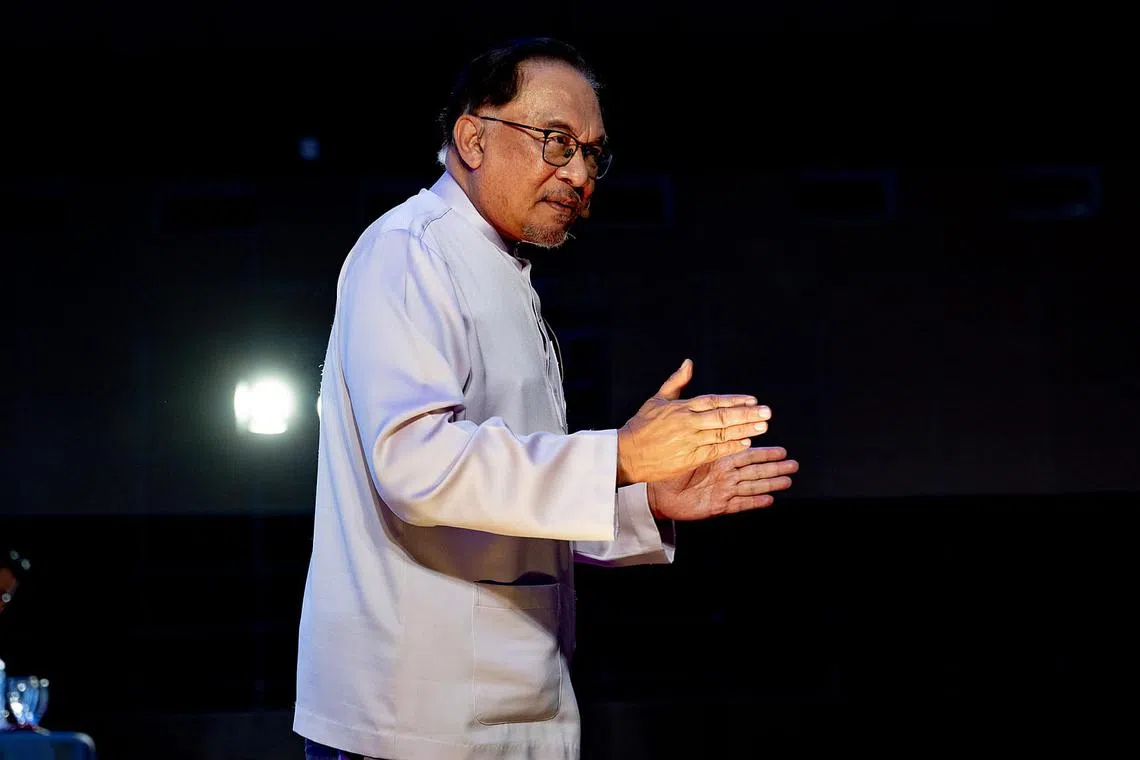 The prime minister has to apologise publicly as a good example to other men, Malaysian United Democratic Alliance deputy president Amira Aisya Abdul Aziz said.