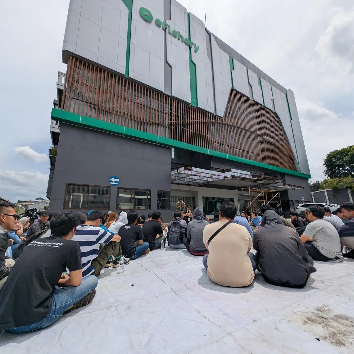 The protest by eFishery employees in Bandung, West Java demands clarity regarding the investigation into the financial scandal that has rocked the company. 