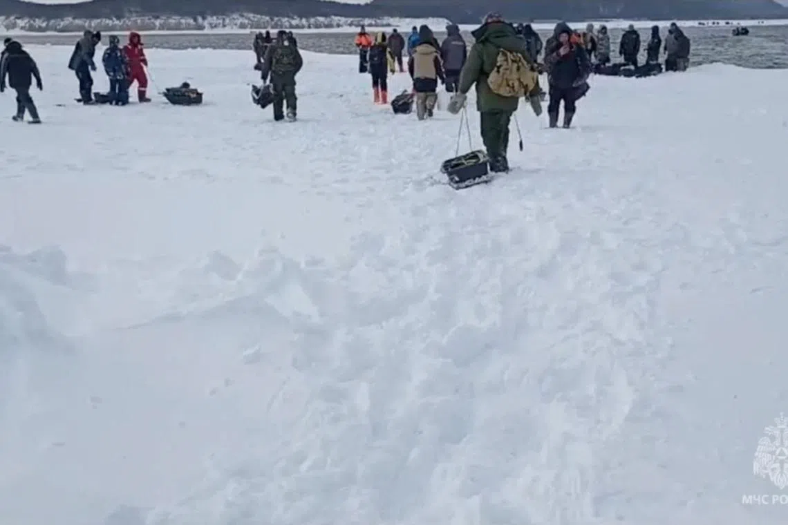 Russia says it rescues all 139 fishermen stranded on ice floe in(00)