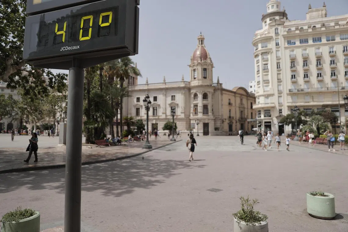 epa10793040 A digital display shows a temperature of 40 degrees Celsius in downtown Valencia, Spain, 10 August 2023. Several regions in Spain continue under alert due to high temperatures over 40 degrees Celsius.  EPA-EFE/MANUEL BRUQUE