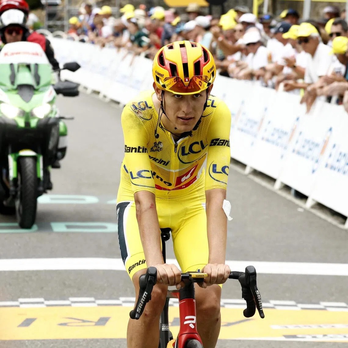 epa13100553 Yellow Jersey overall leader Norwegian cyclist Torstein Traeen of Uno-X Mobility crosses the finish line of Stage 6 of the Tour de France, a 186.2 km route from Pau to Gavarnie-Gedre, France, 09 July 2026.  EPA/YOAN VALAT