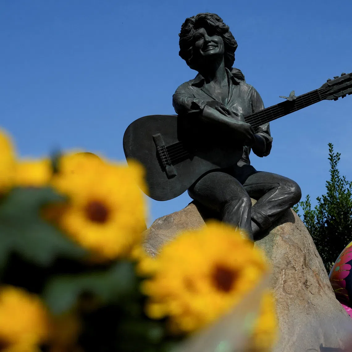 The Dolly Parton Statue as mourners pay their respects to Dolly Parton after the announcement of her passing, in downtown Sevierville, Tennessee, U.S., August 26, 2026. REUTERS/Megan Varner