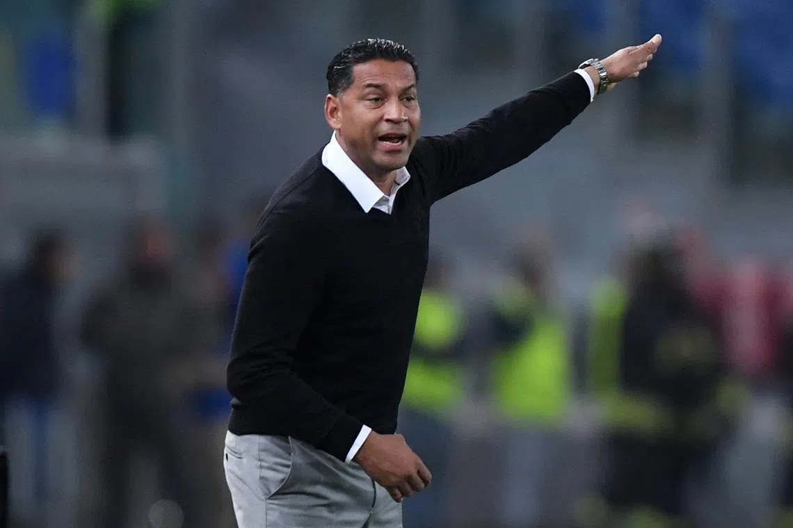 Soccer Football - Europa League - Lazio vs Vitesse Arnhem - Stadio Olimpico, Rome, Italy - November 23, 2017   Vitesse coach Henk Fraser gestures   REUTERS/Alberto Lingria