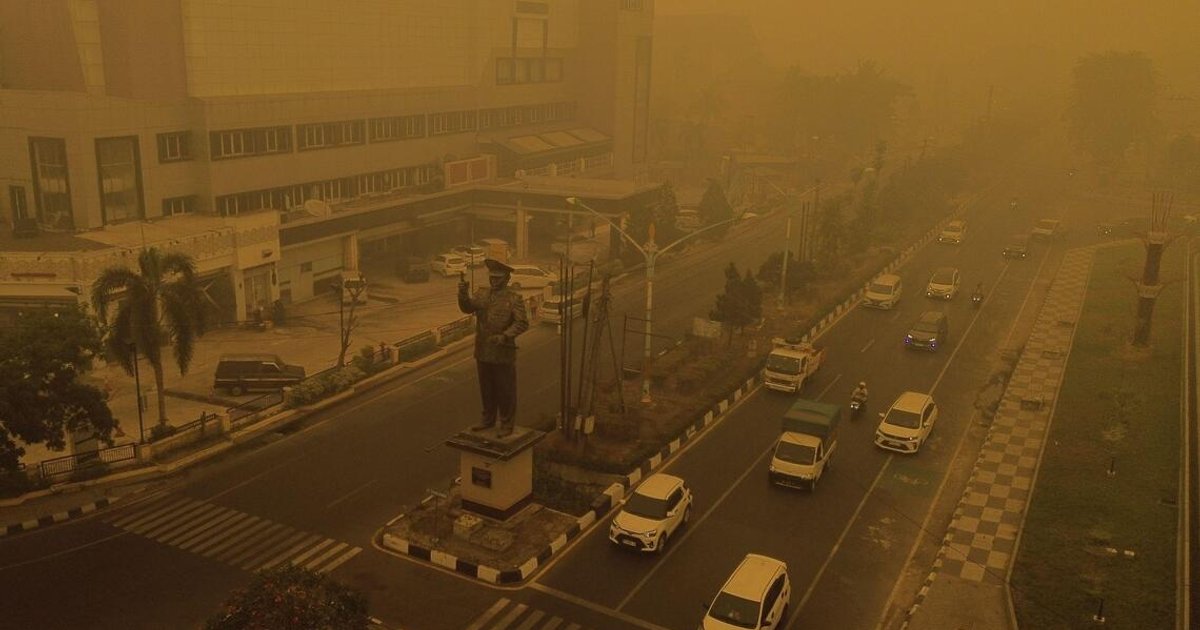Smoke from Kalimantan fires reaches Jakarta skies