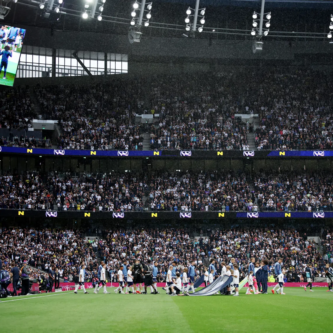 Soccer Football - Premier League - Tottenham Hotspur v Newcastle United - Tottenham Hotspur Stadium, London, Britain - August 29, 2026 General view inside the stadium as both teams walk out onto the pitch before the match Action Images via Reuters/Andrew Boyers