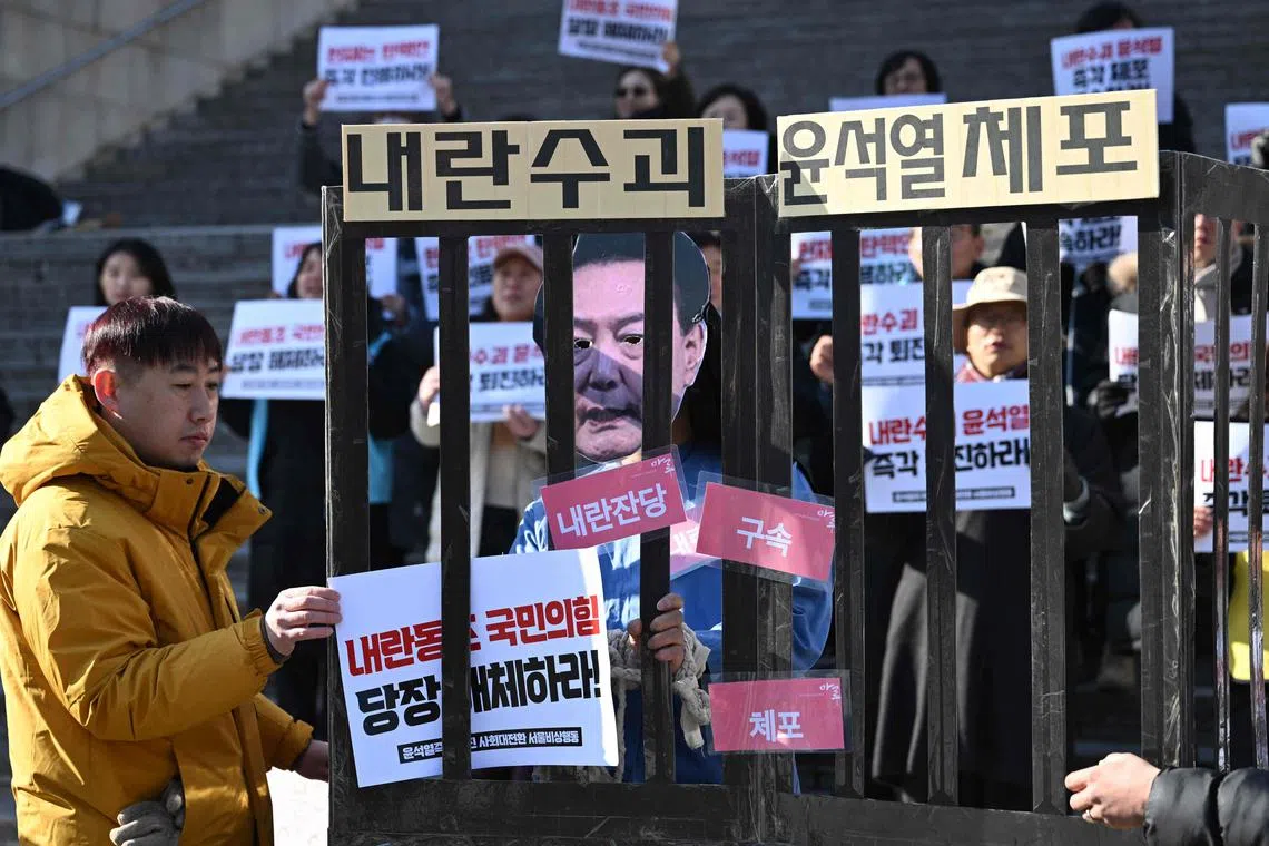 Investigators found that Defence Intelligence Commander Moon Sang-ho met with two colonels of his command and his predecessor Roh Sang-won at the hamburger joint.