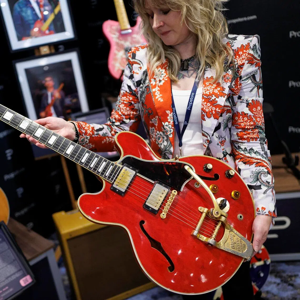 Noel Gallagher's 1960 Cherry Red Gibson ES-355 guitar was damaged by brother Liam Gallagher in 2009 and led to the breakup of English rock band Oasis.
