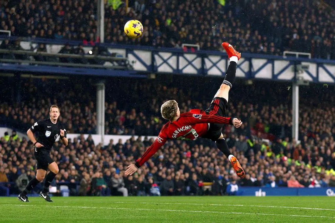 Soccer Football - Premier League - Everton v Manchester United - Goodison Park, Liverpool, Britain - November 26, 2023 Manchester United's Alejandro Garnacho scores their first goal Action Images via REUTERS/Jason Cairnduff