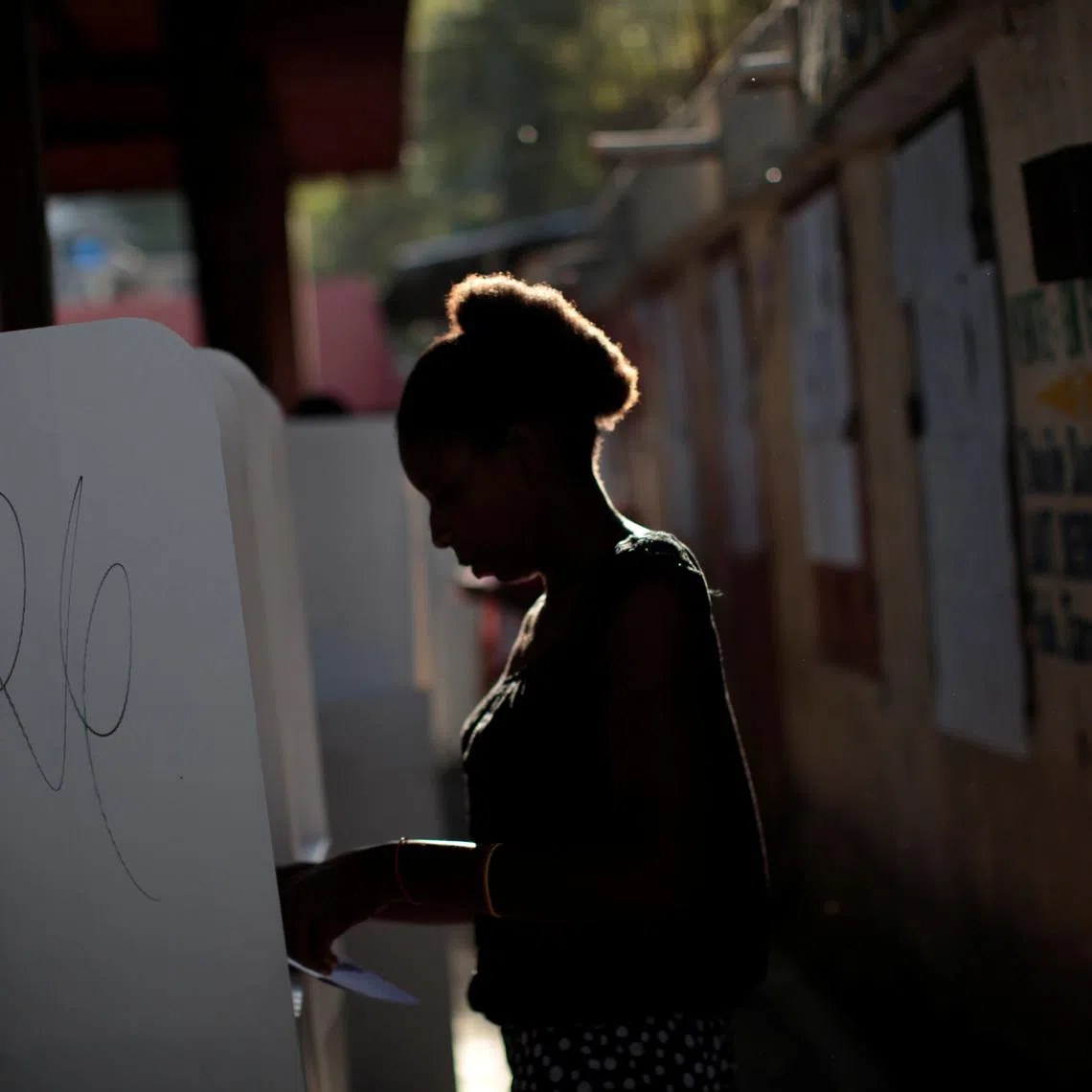 A woman casts her ballot at a polling station at the Market of Canape Vert in Port-au-Prince, Haiti, January 29, 2017. REUTERS/Andres Martinez Casares