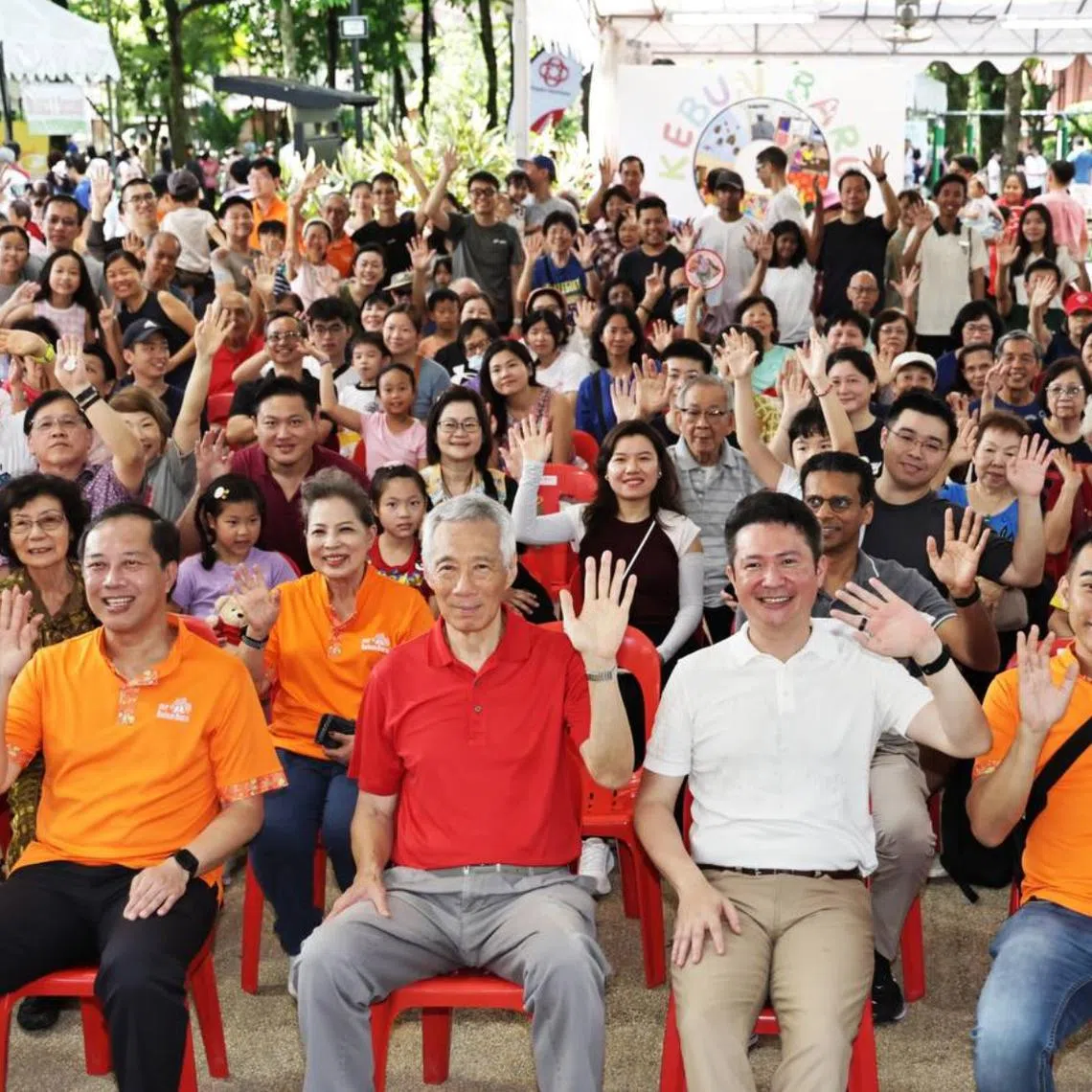 Senior Minister Lee Hsien Loong (centre) with Kebun Baru MP Henry Kwek (second from right), grassroot leaders, volunteers and residents residents at the Kebun Baru Sunday carnival on Apr 6.