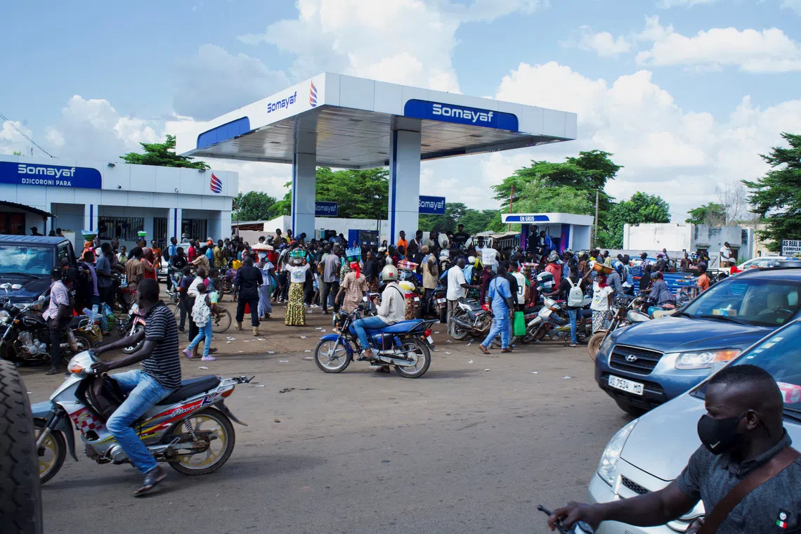 People gather at a petrol station due to shortage of petrol in Bamako, Mali October 7, 2025. REUTERS/Idriss Sangare