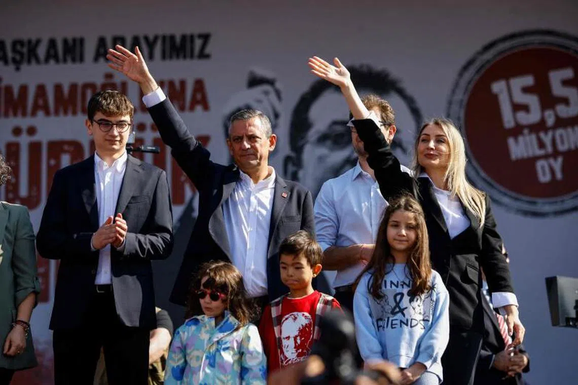 Dilek Kaya Imamoglu (R), a esposa do prefeito preso por Istambul, Ekrem Imanoglu e Ozgur Ozel (2L), líder do Principal da oposição da Turquia. Uma manifestação em massa em Istambul, em 29 de março de 2025, no CHP da oposição principal da Turquia, sobre a prisão do prefeito da cidade, Ekrem Imamoglu, uma figura principal da festa cuja prisão provocou 10 dias das maiores manifestações de rua do país em uma década. A detenção de Imamoglu em 19 de março também provocou uma resposta repressiva do governo que foi fortemente condenada por grupos de direitos e atraiu críticas do exterior. (Foto de Kemal Aslan / AFP)
