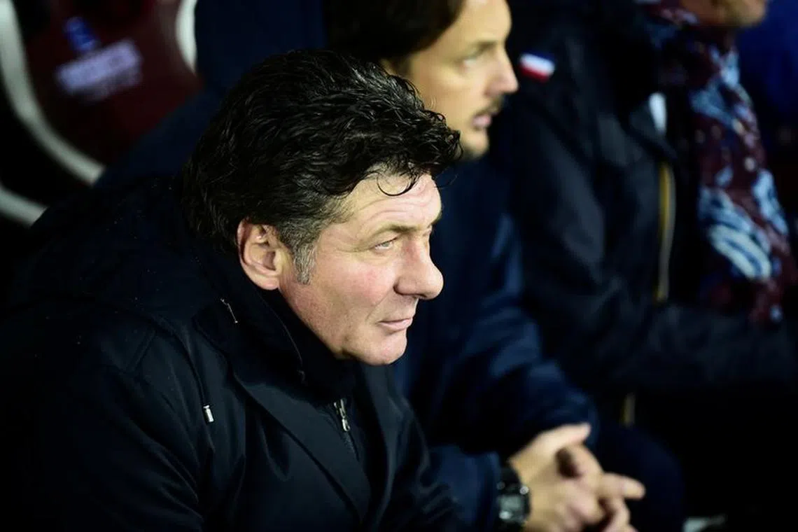 Soccer Football - Serie A - Torino v Inter Milan - Stadio Olimpico Grande Torino, Turin, Italy - November 23, 2019  Torino coach Walter Mazzarri before the match     REUTERS/Massimo Pinca/File Photo