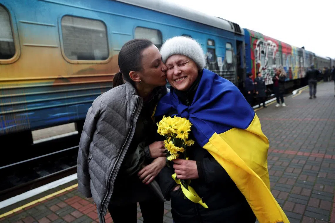 Anastasia kisses her mother Oksana as she arrives from Kyiv to Kherson with the first train after Russia's military retreat, at the main train station in Kherson, Ukraine November 19, 2022. REUTERS/Murad Sezer     TPX IMAGES OF THE DAY     