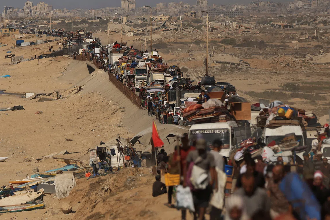 Displaced Palestinians flee southward in the central Gaza Strip after Israeli forces ordered residents of Gaza City to evacuate to the south, September 21, 2025. REUTERS/Dawoud Abu Alkas