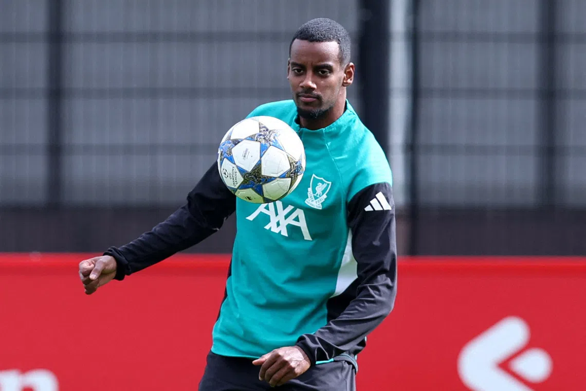 Soccer Football - UEFA Champions League - Liverpool MD-1 Training - AXA Training Centre, Liverpool, Britain - September 16, 2025 Liverpool's Mohamed Salah and Alexander Isak during training Action Images via Reuters/Craig Brough