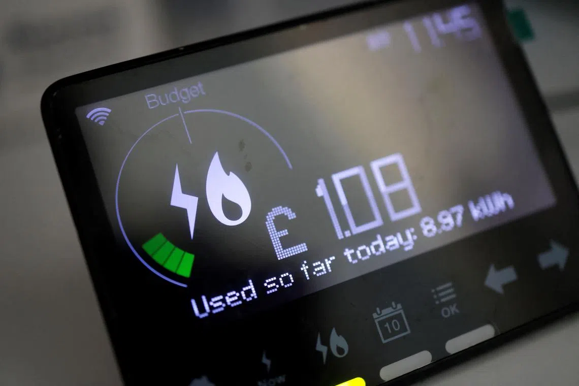 (FILES) In this file picture taken on February 4, 2022, a smart energy meter, used to monitor gas and electricity use, is pictured in a home in Walthamstow, east London. - Stop heating during the day, buy an electric blanket rather than turning on the radiator in your room, or even... move. The British are doing everything to limit their energy consumption and not sink financially as their bills climb. (Photo by Tolga Akmen / AFP)