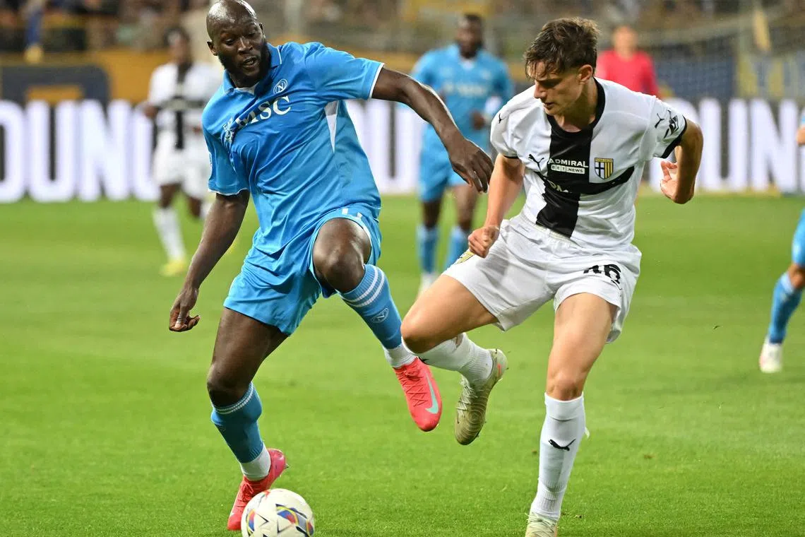 FILE PHOTO: Soccer Football - Serie A - Parma v Napoli - Stadio Ennio Tardini, Parma, Italy - May 18, 2025 Parma's Giovanni Leoni in action with Napoli's Romelu Lukaku REUTERS/Alberto Lingria/File Photo