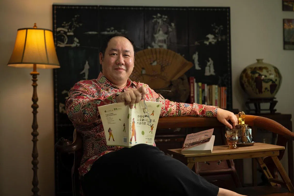 gmtalk05 - Richard Siaw, member of the Promote Mandarin Council, with his favourite book

PHOTO: COURTESY OF RICHARD SIAW