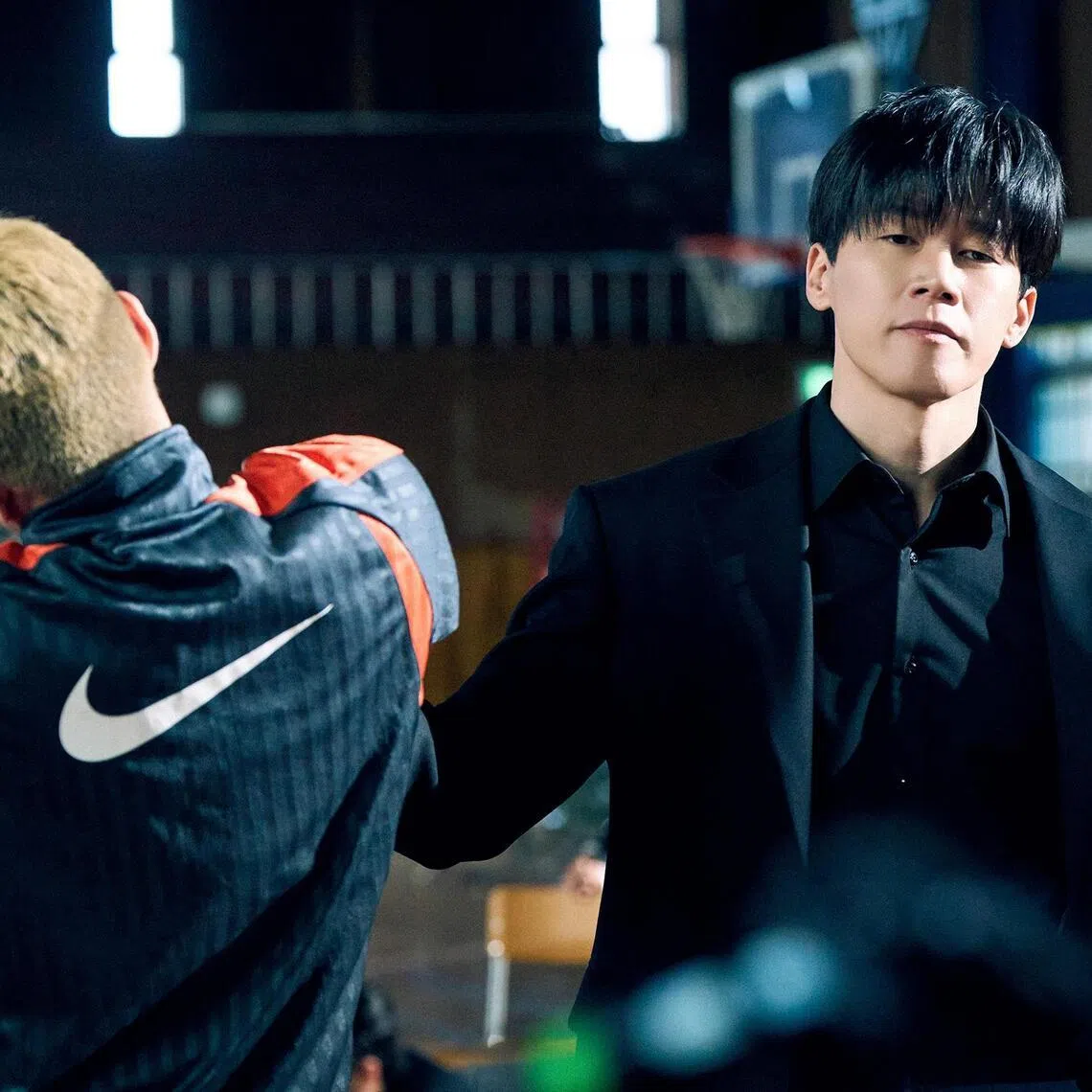 In Teach You A Lesson, Kim Mu-yeol plays a former special forces operative-turned-inspector who delivers swift interventions whenever problems arise.