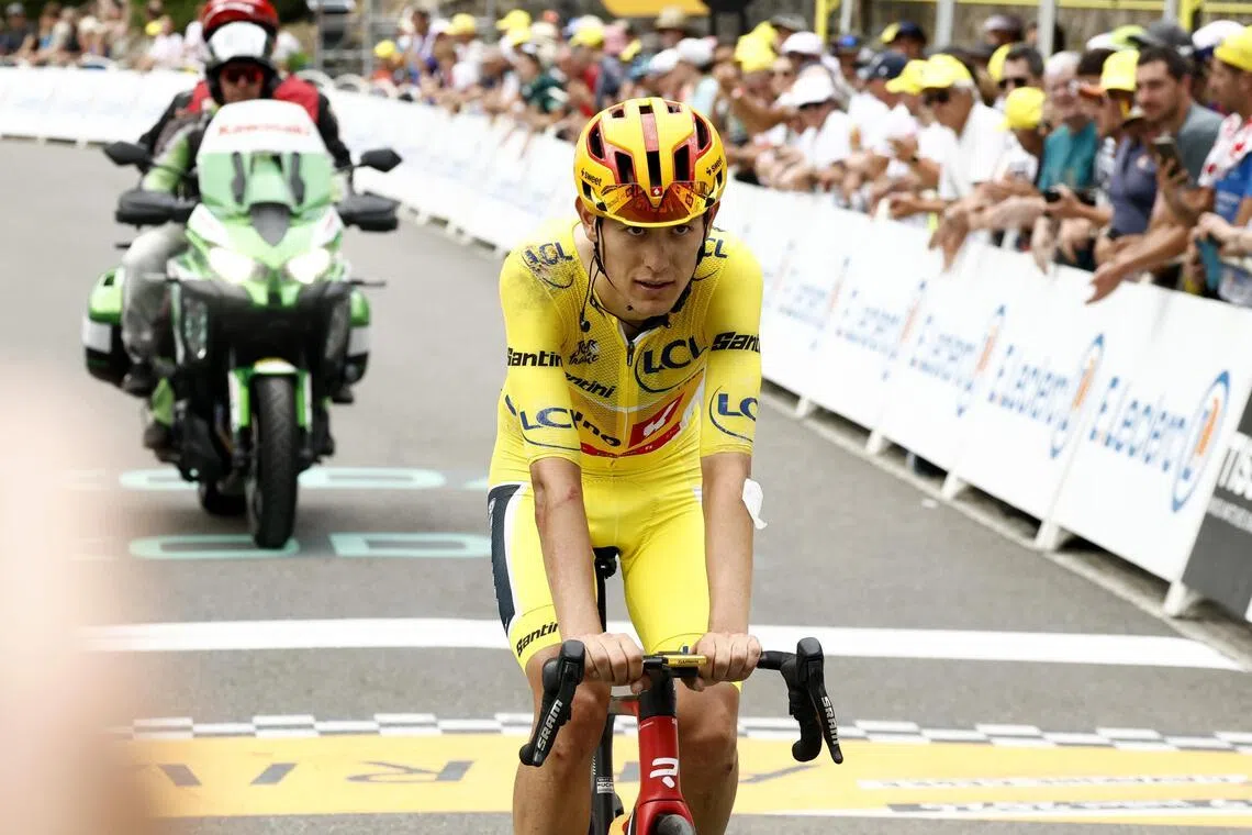 epa13100553 Yellow Jersey overall leader Norwegian cyclist Torstein Traeen of Uno-X Mobility crosses the finish line of Stage 6 of the Tour de France, a 186.2 km route from Pau to Gavarnie-Gedre, France, 09 July 2026.  EPA/YOAN VALAT