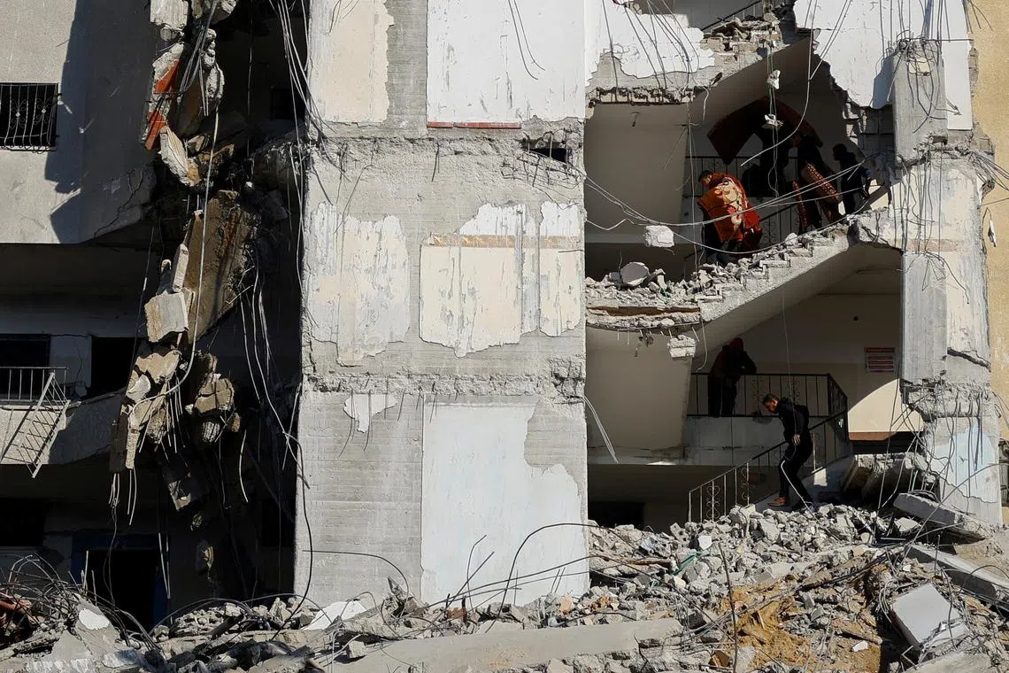 Palestinians carry belongings at the site of an Israeli air strike on a building, amid the ongoing conflict between Israel and the Palestinian Islamist group Hamas, in Rafah, in the southern Gaza Strip March 9, 2024. REUTERS/Mohammed Salem