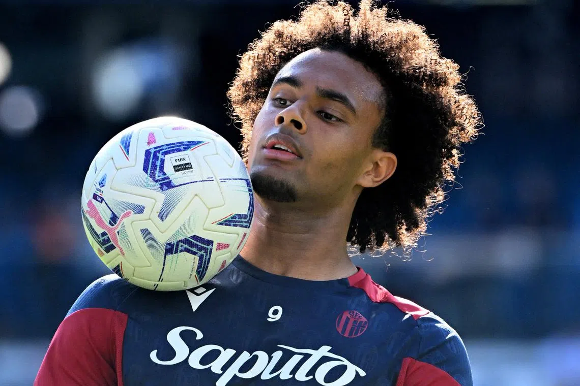 FILE PHOTO: Soccer Football - Serie A - Napoli v Bologna - Stadio Diego Armando Maradona, Naples, Italy - May 11, 2024 Bologna's Joshua Zirkzee during the warm up before the match REUTERS/Alberto Lingria/File Photo
