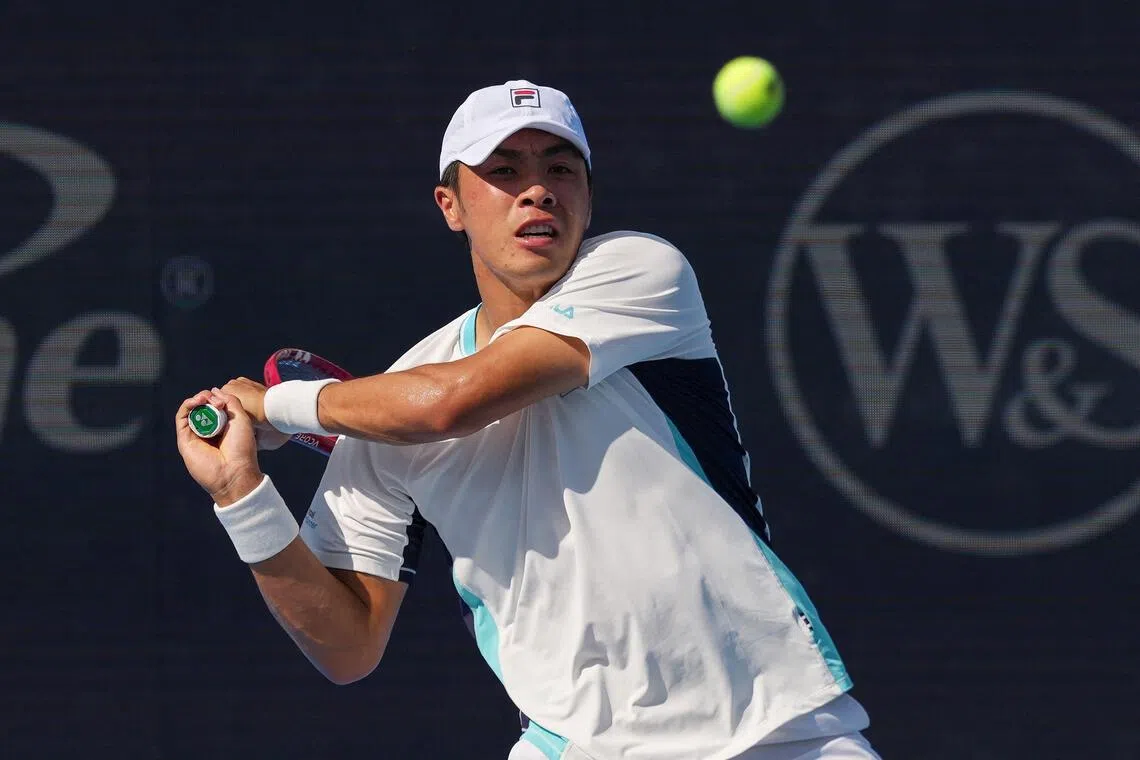 Brandon Nakashima playing a backhand to Taylor Fritz at the Cincinnati Open on Aug 21.