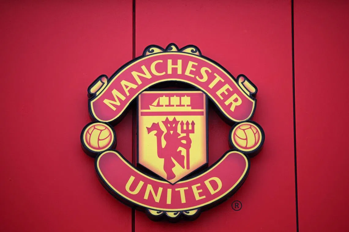 (FILES) In this file photo taken on November 23, 2022 a Manchester United logo is pictured outside of Old Trafford stadium, home ground of Manchester United football team, in Manchester, northern England. - After Manchester City bought by the Emiratis and Newcastle by the Saudis, Qatar, already owner of Paris SG, seems well positioned for the takeover of Manchester United, an interest which confirms the attractiveness of the Premier League but would raise many questions. (Photo by Oli SCARFF / AFP)