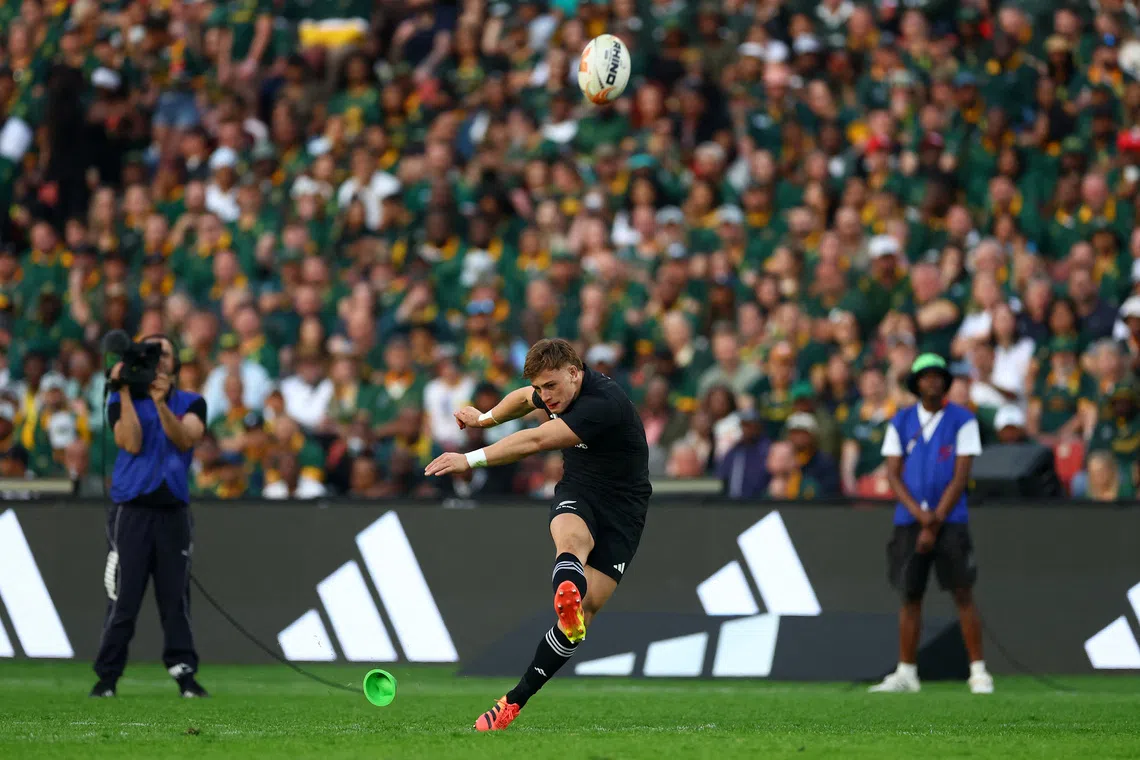 Rugby Union - New Zealand tour of South Africa - South Africa v New Zealand - Ellis Park Stadium, Johannesburg, South Africa - August 22, 2026  New Zealand's Ruben Love scores a penalty REUTERS/Siphiwe Sibeko