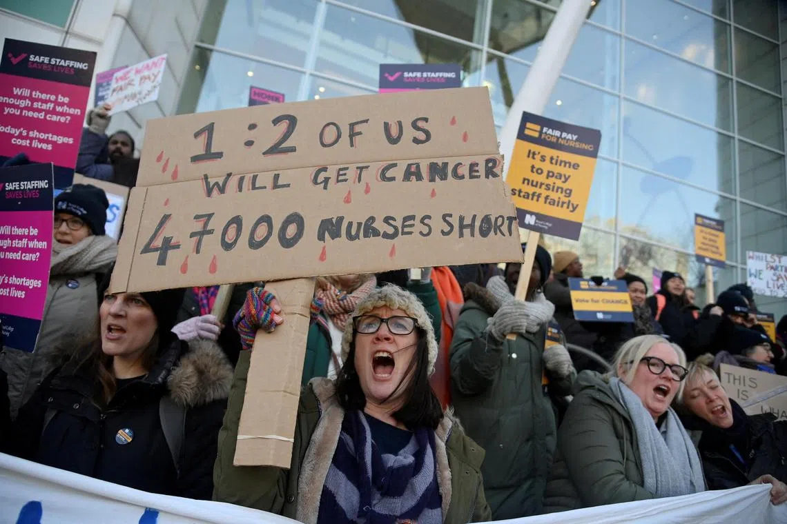 NHS nurses hold banners during a strike, amid a dispute with the government over pay, in London, Britain January 18, 2023. REUTERS/Toby Melville     TPX IMAGES OF THE DAY     