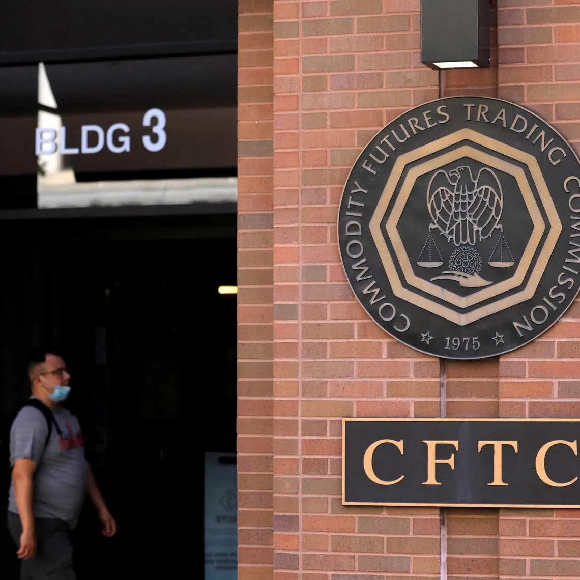 The US Commodity Futures Trading Commission plans to automatically award successful whistleblowers 30 per cent of any enforcement penalties collected if a tipster is due to receive US$5 million or less.