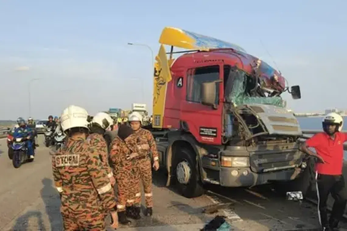 A tank of chemicals has fell off a lorry and into the sea at Tanjung Kupang near Gelang Patah in Malaysia.
