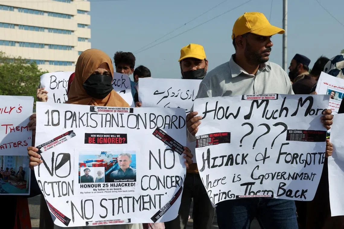 Families of Pakistani hostages held by Somali pirates for 23 days call for their rescue